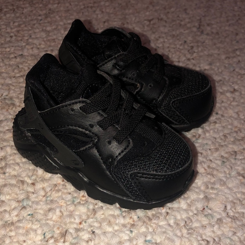Baby boy 4c Nike Huraches (New/ Never worn)